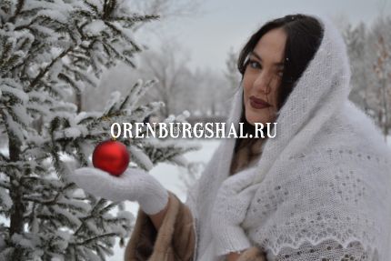 девушка в оренбургском платке