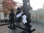 Оренбургские монументы "примерили" пуховые платки