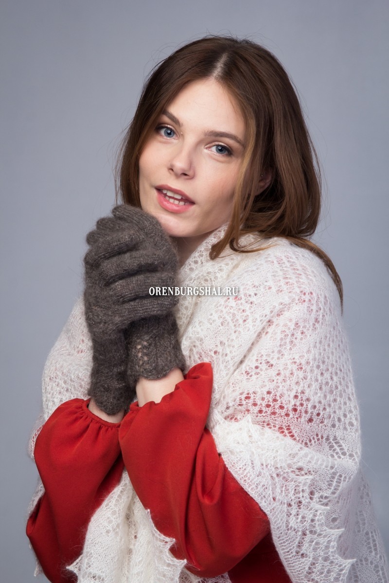 Серые ажурные перчатки