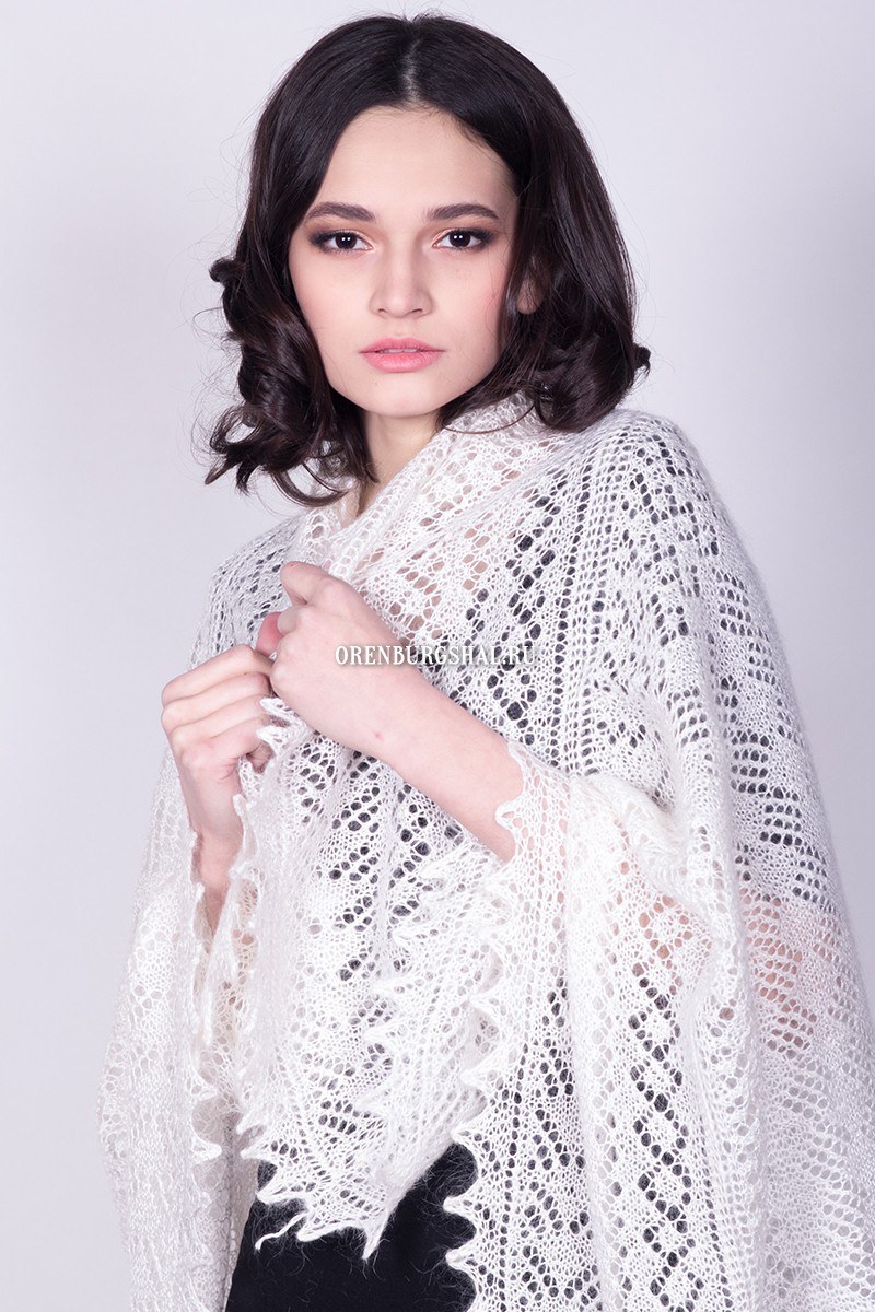 Lacy shawl 'White queen'